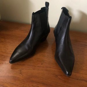 Black leather Chelsea boots w/lightning bolt